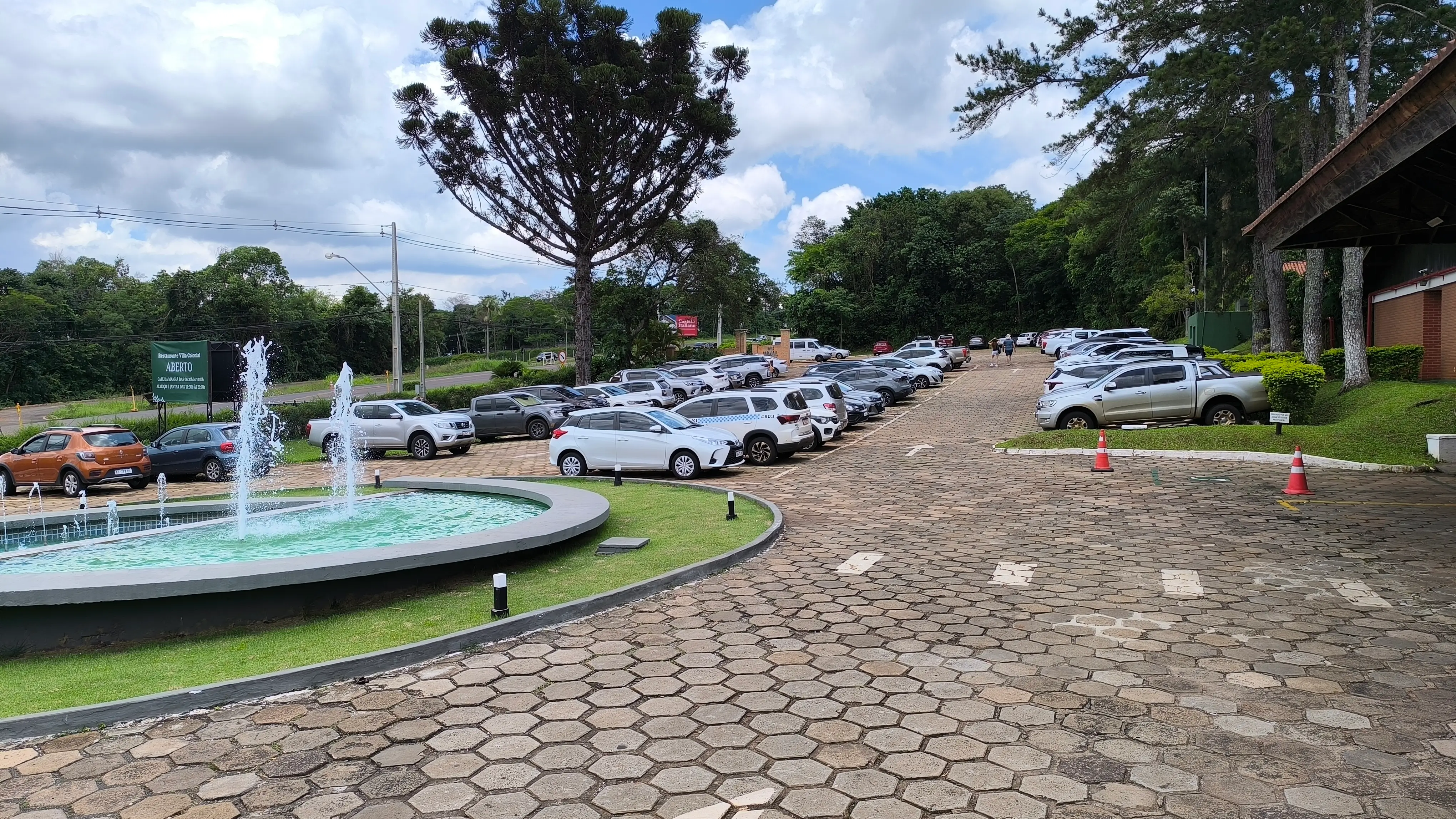 Estacionamento amplo e seguro 24h